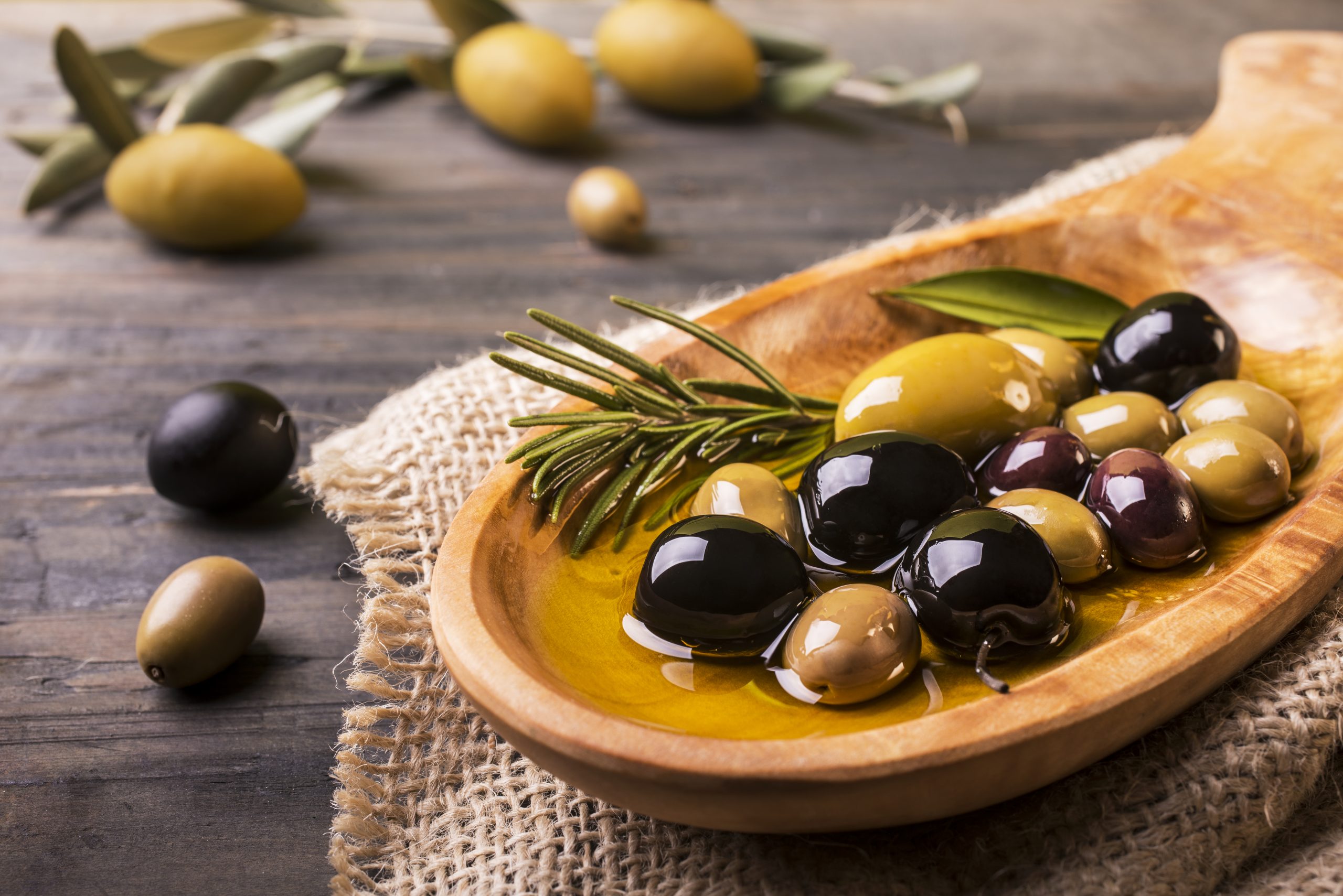 Оливковое масло в пищу. Оливки и маслины. Микс оливки маслины. Антипасти оливки маслины черри. Что такое оливы маслины.